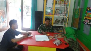 Babinsa Ramil Bubutan Komsos Dengan Petugas Perpustakaan Kota Surabaya