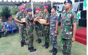 05 PENYERAHAN BINGKISAN LEBARAN PANGLIMA TNI OLEH (2)