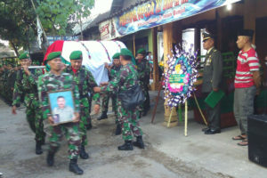 Upacara Pemakaman Secara Militer Anggota Kodim 0804Magetan  (6)