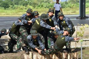 05 PANGARMATIM TEMBUS DELAPAN RINTANGAN OUTBOND TNI AL   (2)