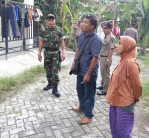 3. Babinsa Bersama Petugas Muspika Kecamatan Benowo Gelar Yustisi KTP