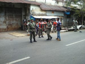 4. Babinsa Krembangan Bantu Bimaspol dan Satpol PP Tertibkan Bangunan Liar 1