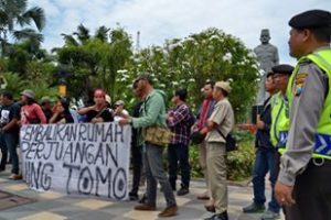 ASM (Arek Suroboyo Menggugat) Berorasi di Gedung Grahadi Surabaya 3