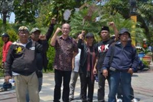 ASM (Arek Suroboyo Menggugat) Berorasi di Gedung Grahadi Surabaya 5