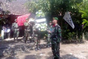 Danramil 080315 Kartoharjo Kodim Madiun Pimpin Prosesi  Pemakaman Militer 2