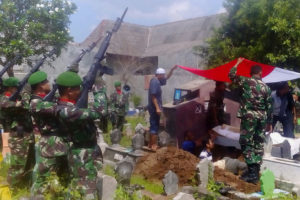 Danramil 080315 Kartoharjo Kodim Madiun Pimpin Prosesi  Pemakaman Militer 3