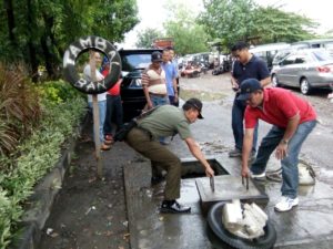 Jumat Bersih Kolaborasi Camat Dan Danramil Rungkut 5