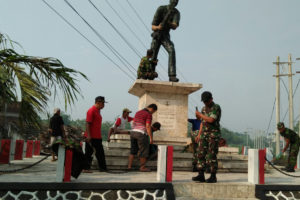 KARYA BHAKTI MEMBERSIHKAN MONUMEN  DI TULUNGAGUNG (2)