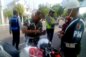 Petugas Gabungan Subdenpom V-2 Ngawi, Satlantas Polres  Ngawi dan DishubDLLAJ  Kabupaten Ngawi Gelar Gaktib. 3