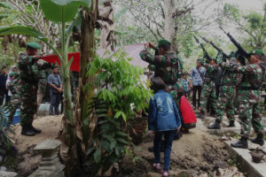 Suasana Duka Warnai Pemakaman Secara Militer Jenazah  Almarhum Serda Bambang Supriyanto Di Ngawi 1