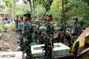 Suasana Duka Warnai Pemakaman Secara Militer Jenazah  Almarhum Serda Bambang Supriyanto Di Ngawi 3