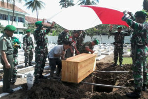 Upacara Pemakaman Secara Militer Mantan anggota Kodim 0806 Trenggalek 1