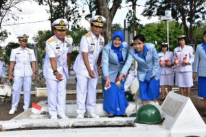 06 JELANG HUT TNI AL KE-71, PANGARMATIM PIMPIN ZIARAH DI  TMP.MAYJEN SUNGKONO  (4)