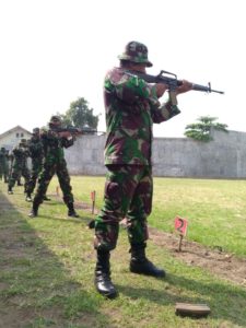 3. Asah Kemampuan Menembak, Kodim 0830 Surabaya Utara Gelar Latihan  a
