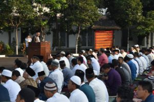 asisten-logistik-ksal-sholat-idul-adha-1437-h-di-mako-lantamal-v-4