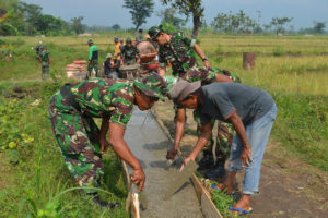 KORAMIL 080401 MAGETAN  KERJA BHAKTI PENGECORAN JALAN   (1)