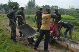 KORAMIL 080401 MAGETAN  KERJA BHAKTI PENGECORAN JALAN   (2)