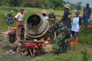 KORAMIL 080401 MAGETAN  KERJA BHAKTI PENGECORAN JALAN   (4)