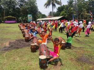 rampak-kendang-ngesti-budaya-dari-patimuan-gladi-di-lapangan-desa-mekarsari-1