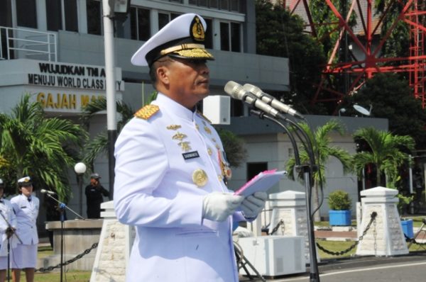 05-rayakan-hut-tni-ke-71-pangarmatim-pimpin-upacara-dengan-penuh-khidmad-6