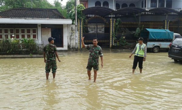 7-babinsa-koramil-blega-bangkalan-bantu-warga-korban-banjir-b