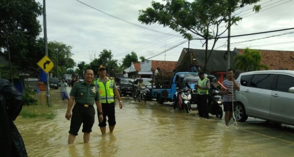 7-babinsa-koramil-blega-bangkalan-bantu-warga-korban-banjir-c