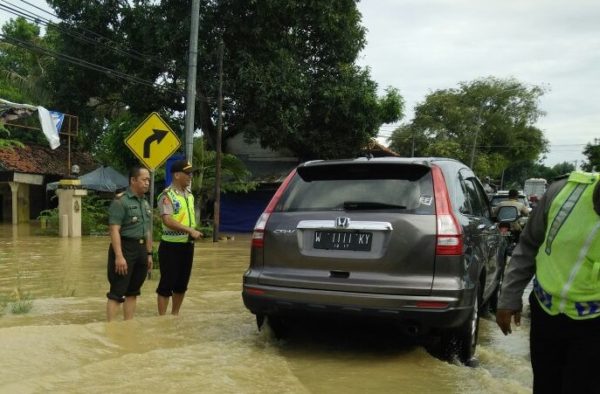 7-babinsa-koramil-blega-bangkalan-bantu-warga-korban-banjir-d