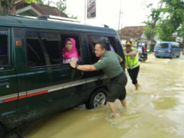 7-babinsa-koramil-blega-bangkalan-bantu-warga-korban-banjir