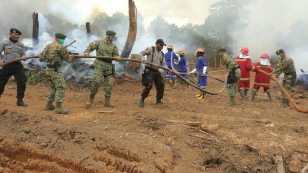 70-yonif-pr-330-kostrad-latihan-simulasi-pemadaman-kebakaran-hutan-3