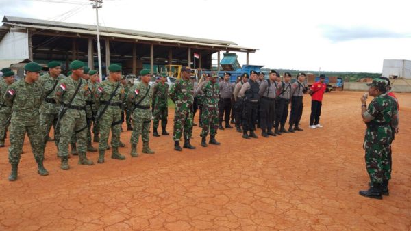 70-yonif-pr-330-kostrad-latihan-simulasi-pemadaman-kebakaran-hutan-4