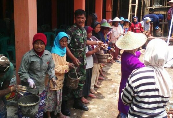 babinsa-dan-masyarakat-cisalak-gotong-royong-bangun-kantor-desa-2