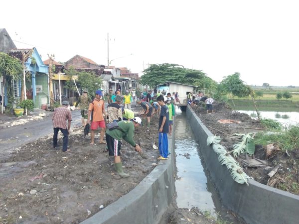 gotong-royong-membangun-desa-2