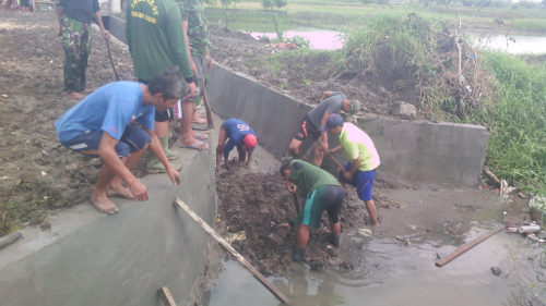 gotong-royong-membangun-desa-4