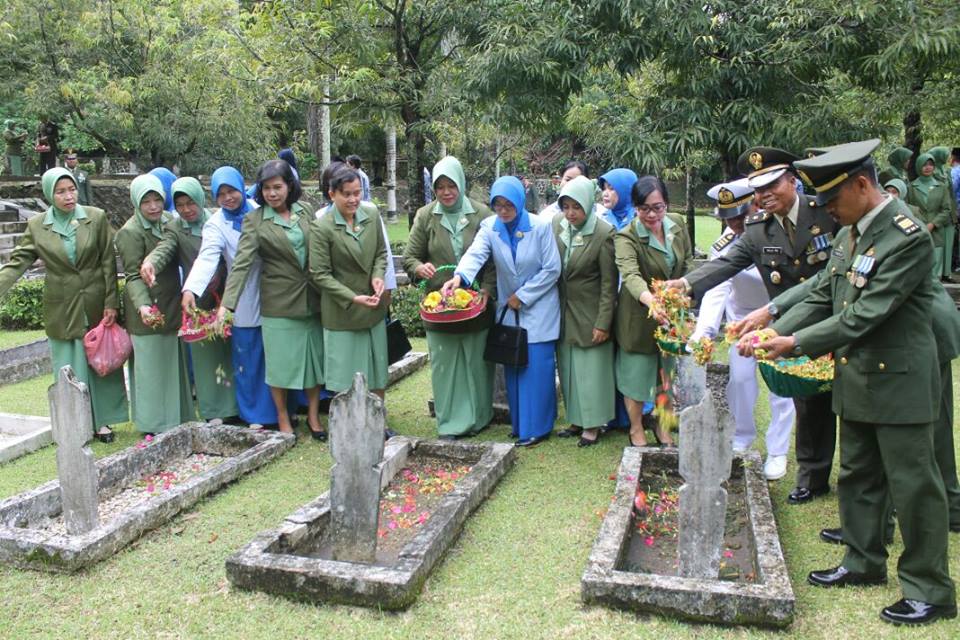 menjelang-hut-tni-yang-ke-71-kodim-0703cilacap-melaksanakan-ziarah-dan-tabur-bunga-di-tmp-sureng-rono-3