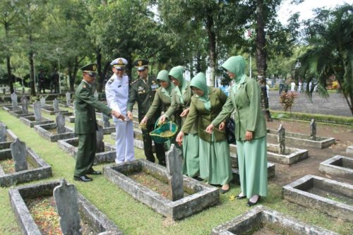 menjelang-hut-tni-yang-ke-71-kodim-0703cilacap-melaksanakan-ziarah-dan-tabur-bunga-di-tmp-sureng-rono-4