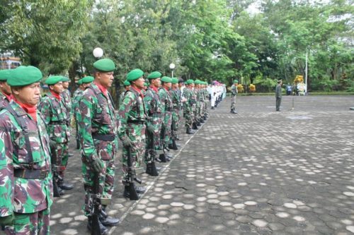 menjelang-hut-tni-yang-ke-71-kodim-0703cilacap-melaksanakan-ziarah-dan-tabur-bunga-di-tmp-sureng-rono-6