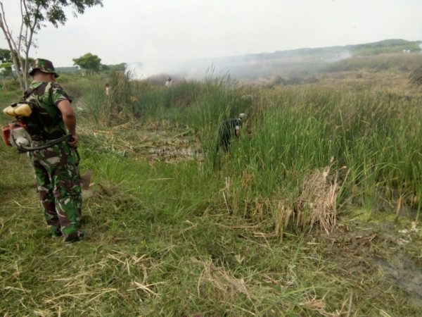 1-babinsa-kamal-bangkalan-bantu-petani-menyiapkan-lahan-bubidaya-ikan-a