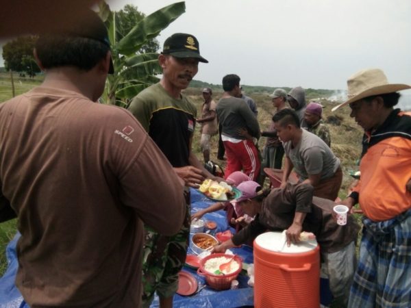 1-babinsa-kamal-bangkalan-bantu-petani-menyiapkan-lahan-bubidaya-ikan-f