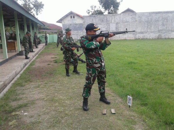 3-prajurit-kodim-0830-su-_tingkatan-kemampuan-prajurit-dengan-latihan-menembak_-a