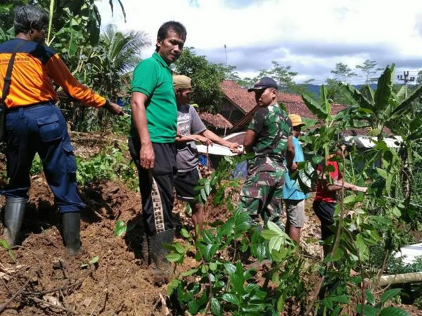 babinsa-bantu-rumah-warga-tertimpa-pohon-2