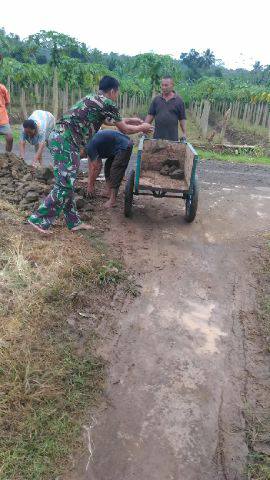 babinsa-bersama-warga-kerja-bakti-pengerasan-jalan-1