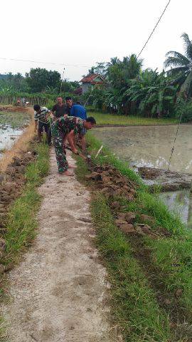 babinsa-bersama-warga-kerja-bakti-pengerasan-jalan-2