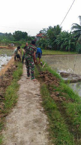 babinsa-bersama-warga-kerja-bakti-pengerasan-jalan-3