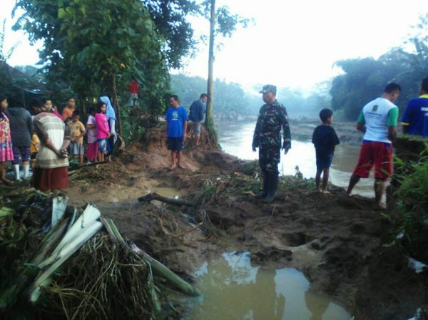 banjir-yang-menimpa-desa-pahonjean-akibat-jebolnya-tanggul-sungai-cijalu-2