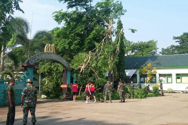 kerja-bakti-pasca-bencana-angin-puting-beliung-di-trenggalek-4