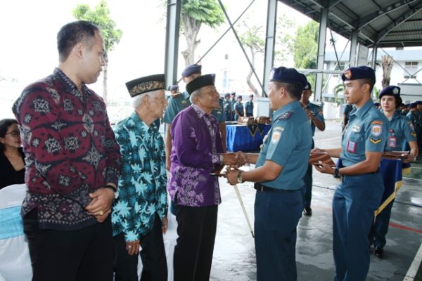 06-pangarmatim-berikan-tali-asih-kepada-pelaku-sejarah-terjadinya-pertempuran-laut-aru-3