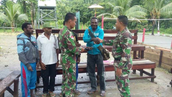 b-29-warga-perbatasan-ri-png-serahkan-senjata-api-ke-satgas-yonif-mekanis-516-cy-c