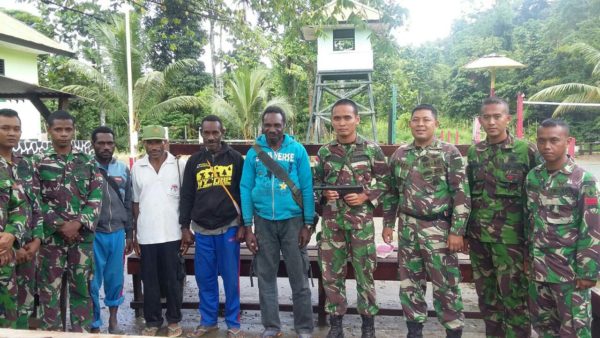 b-29-warga-perbatasan-ri-png-serahkan-senjata-api-ke-satgas-yonif-mekanis-516-cy