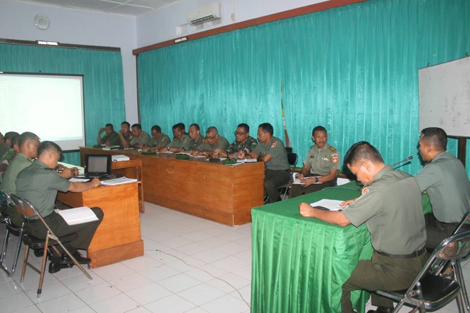 cilacap-pimpin-rapat-staf-4