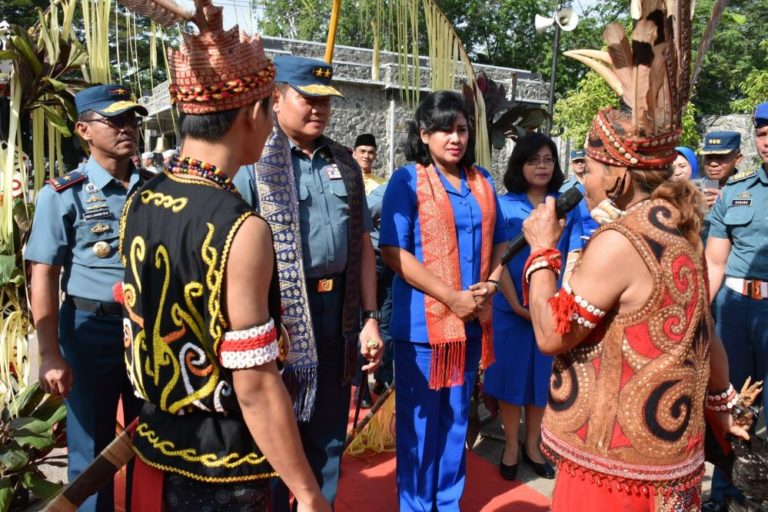 TARIAN TRADISI TEPUNG TAWAR DAN SUKU DAYAK SAMBUT KUNKER PANGKOARMADA I